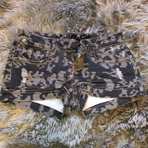 Army print shorts - Picture 1 of 3